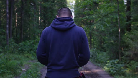 hombre caminando por el bosque