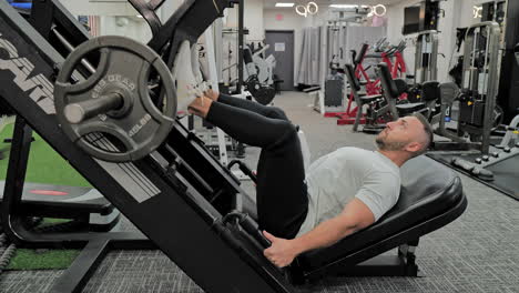 atletas musculosos que se entrenan activamente en el gimnasio moderno