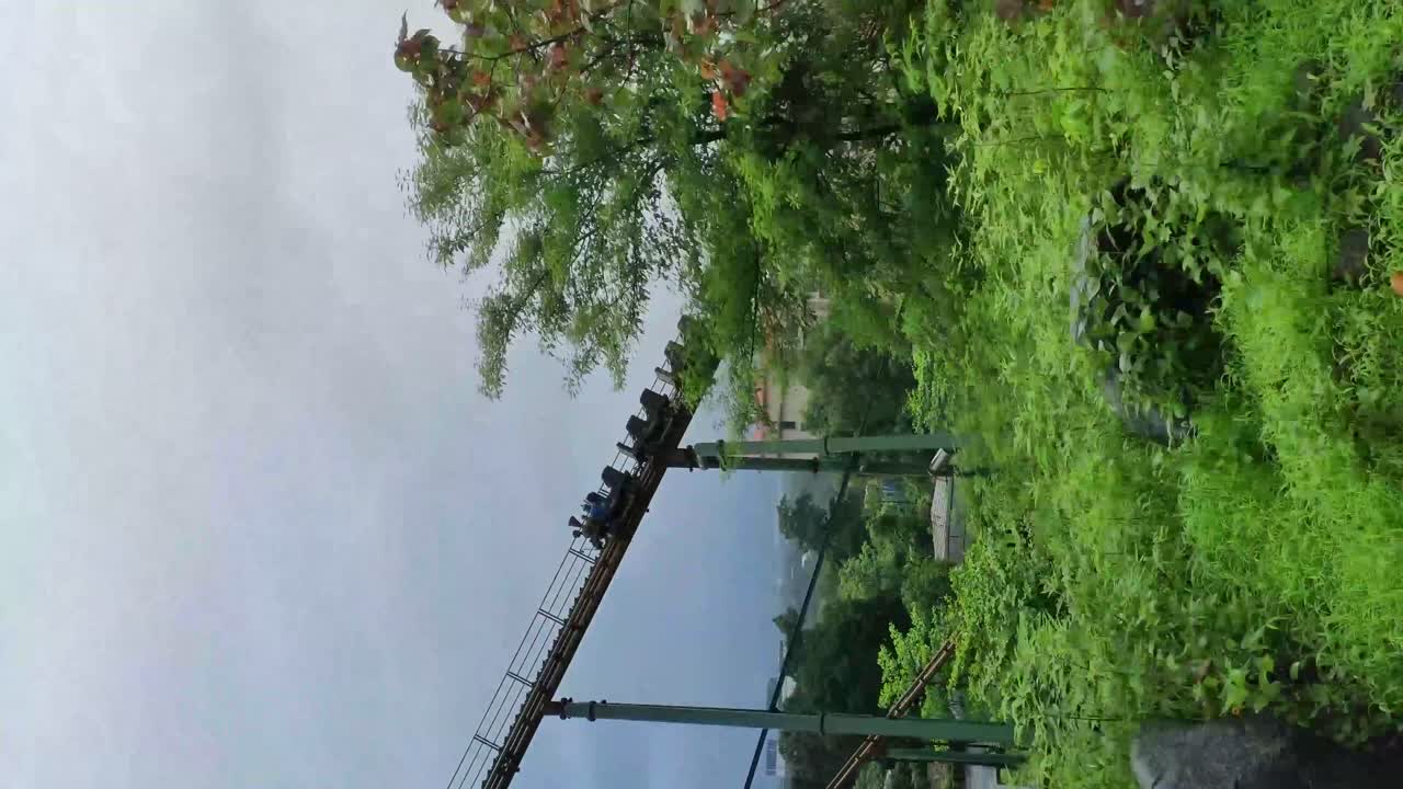 un video de la montaña rusa mientras viaja