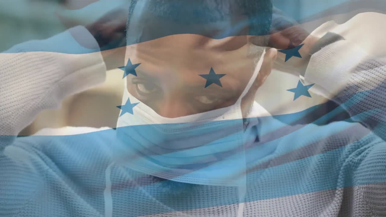 animación de la bandera de honduras ondeando sobre un hombre afroamericano con máscara facial en la calle de la ciudad