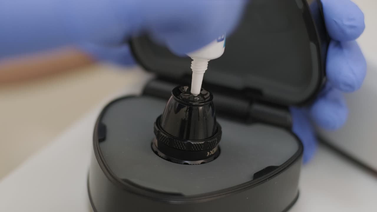 안과 외과 의사는 표면 안경 검사 렌즈에 젤을 적용합니다. 이는 안과에서 눈 질환의 일반적인 진단과 특히 선택적 인 레이저 트라베쿨로플라스티에 사용됩니다.