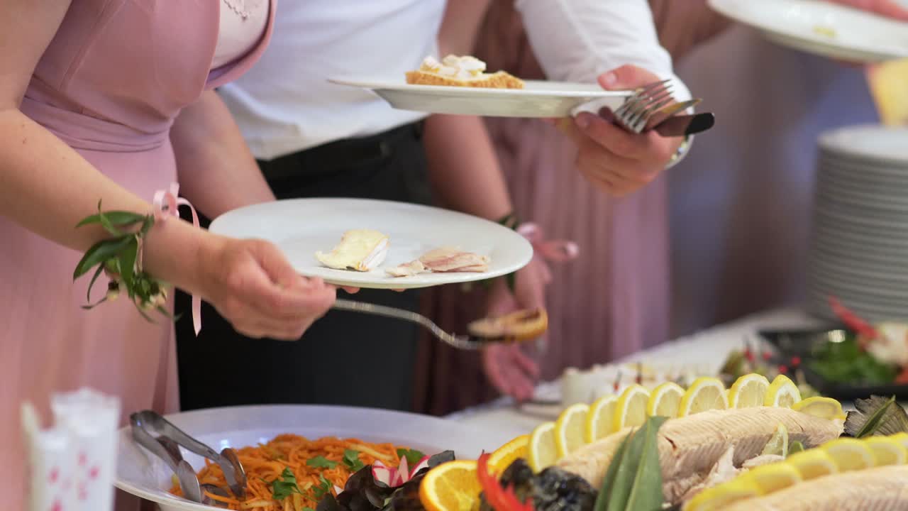 고급 레스토랑에서 고기, 다채로운 과일과 채소로 구성된 뷔페 음식을 제공합니다.