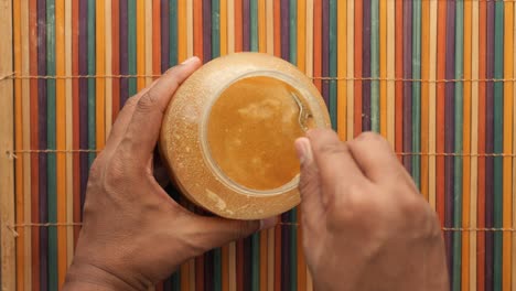 persona comiendo miel de un frasco