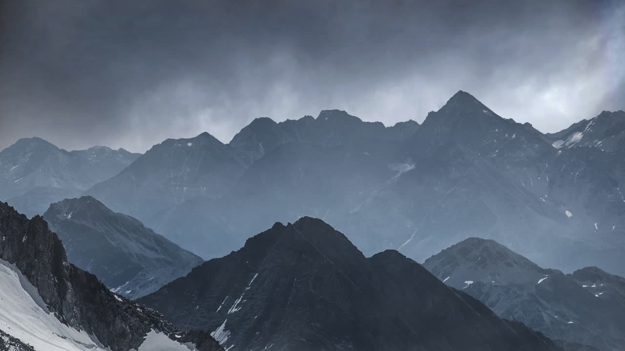 웅장한 몽블랑 산맥: 프랑스 알프스 산맥의 험난한 산꼭대기와 어두운 구름이 가득한 하늘의 타임스