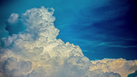 enormes nubes cumulonimbus formándose y ondulando en la atmósfera - el cielo sólo paisaje de nubes