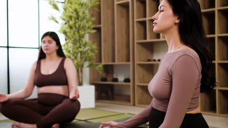 mujeres haciendo yoga en el interior