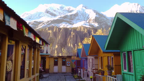 Drohnenaufnahme-Von-Bunten-Häusern-In-Manang-Nepal