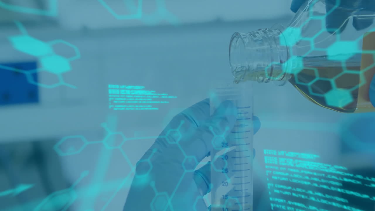 animación del procesamiento de datos científicos sobre el científico caucásico en el cargo