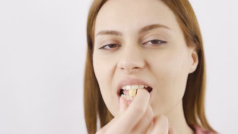 Woman-eating-cashew-in-close-up.-Nuts.