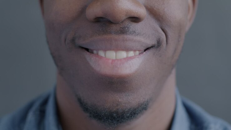 Close-up di un uomo sorridente