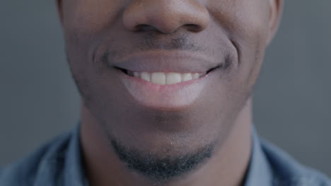 primer plano de un hombre sonriente