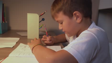 Aufnahmen-Eines-Kaukasischen-Sechsjährigen-Jungen,-Der-Zu-Hause-Seine-Hausaufgaben-Macht,-4K
