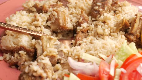 un delicioso biryani de cordero con ensalada