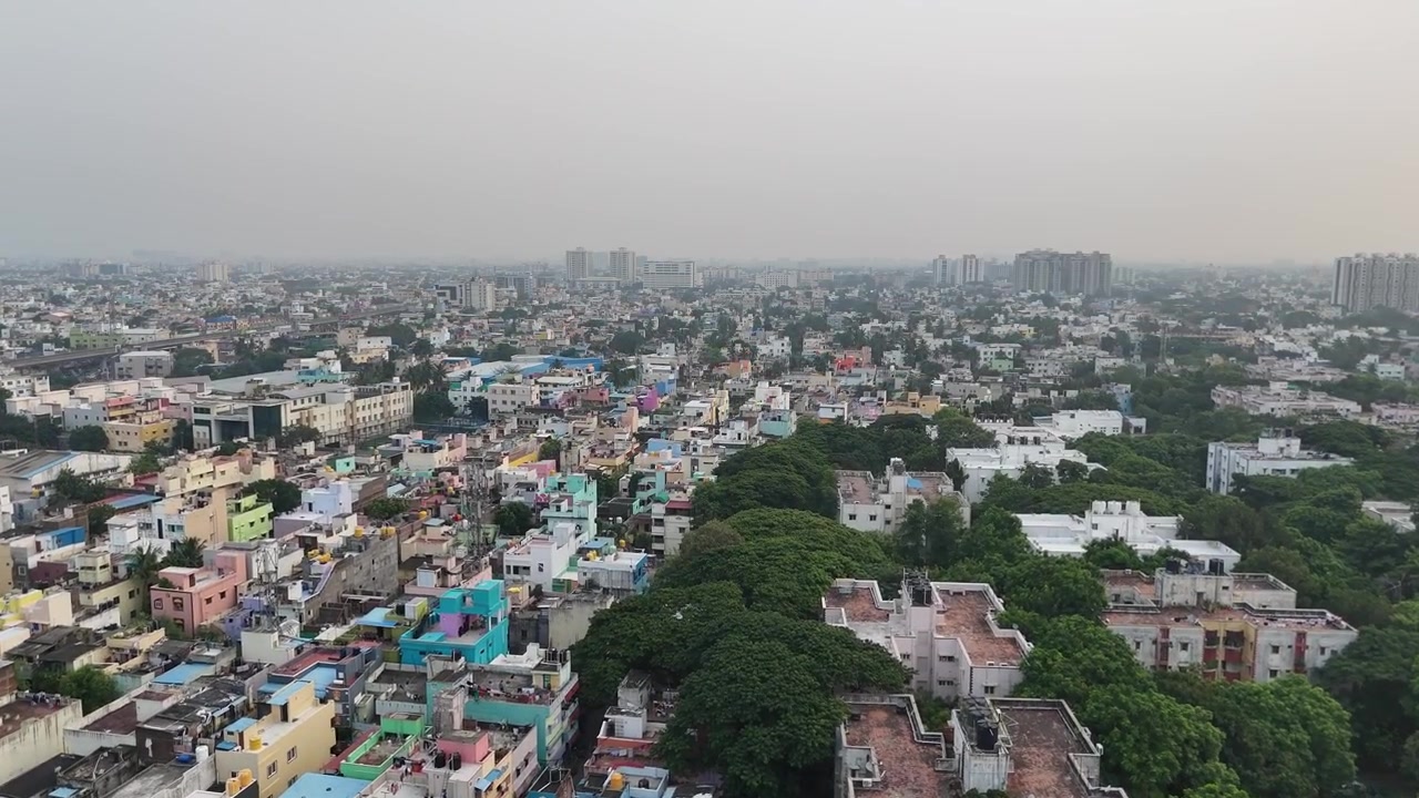 Un video aereo dei dintorni di Koyembedu a Chennai mostra appartamenti a molti piani.