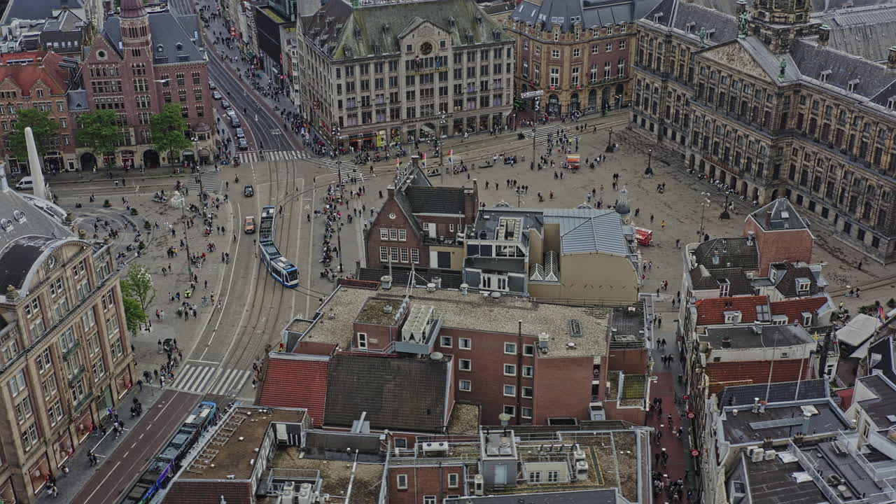 암스테르담 네덜란드 공중 v18 조감도 드론은 역사적인 건축물과 국립 기념물을 캡처하는 관광 댐 광장 주변을 비행하며 트램이 거리를 운전합니다 - 2021년 8월