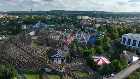 montaña rusa de madera en el parque de atracciones