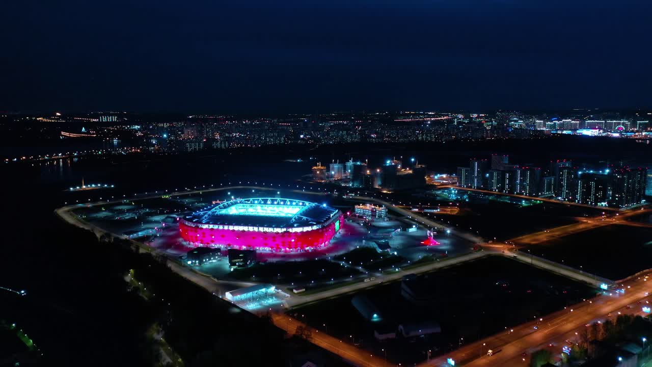 vista aérea nocturna de una intersección de autopista y el estadio de fútbol spartak moscú otkritie arena