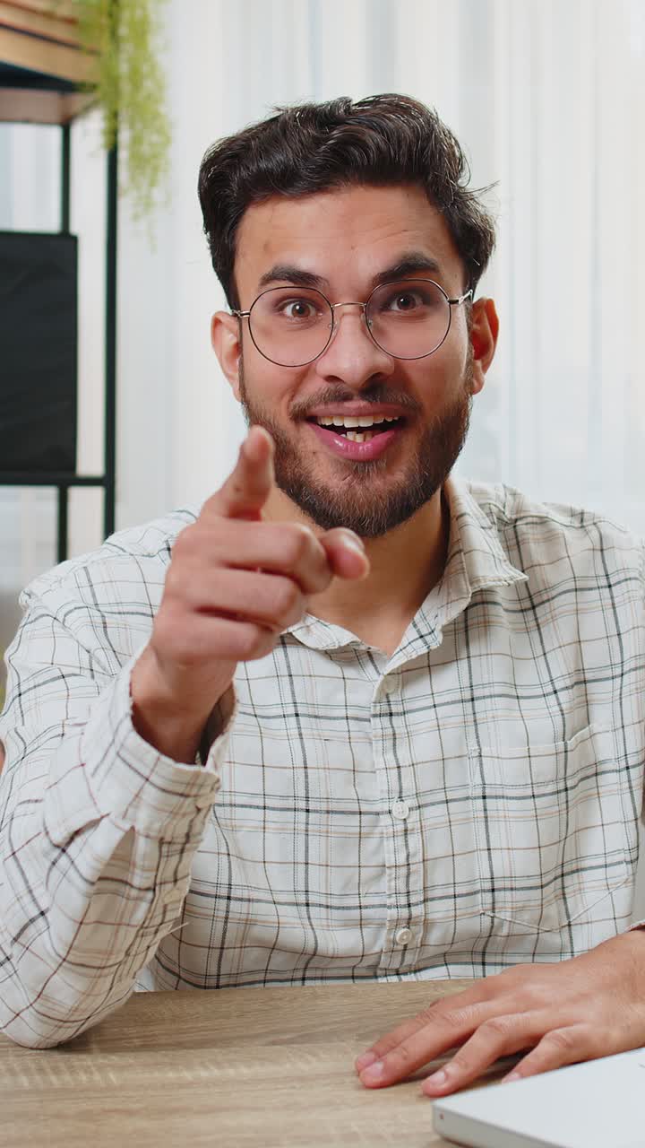 hombre de negocios programador desarrollador de software señalando a la cámara haciendo una elección expresión feliz aprobar