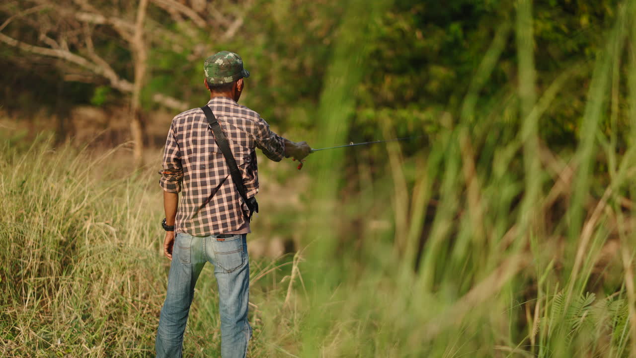Pescador em um ambiente rural