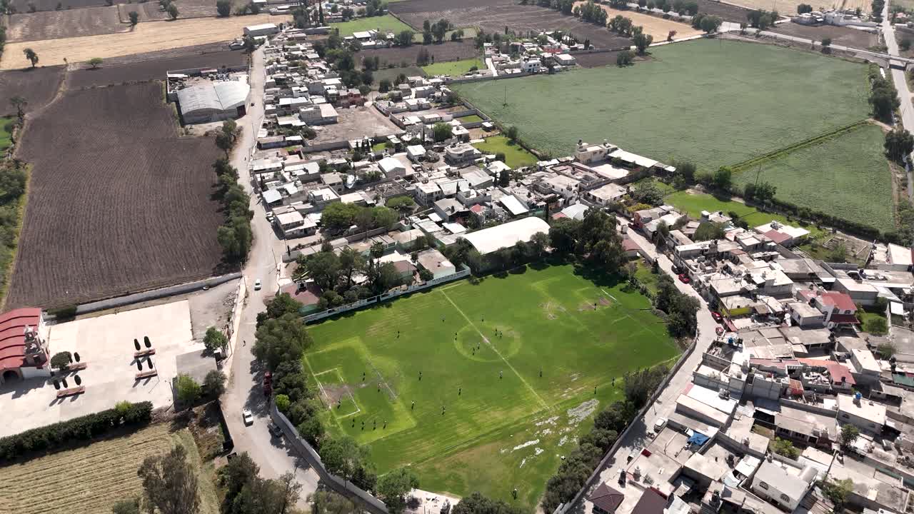 la perspectiva del dron captura la extensión de la región de tepatepec hidalgo, incluido su campo de fútbol