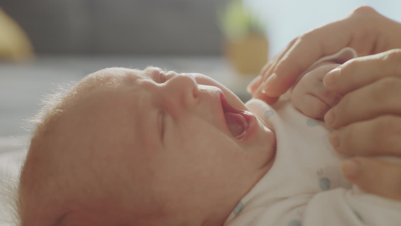 Em bé khóc và được bế