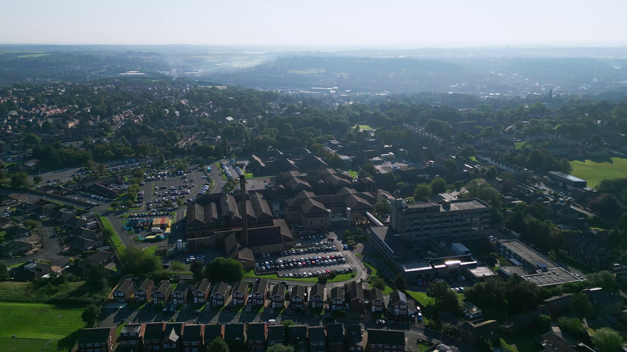 영국 스테인클리프로 뛰어들어 드론으로 촬영된 놀라운 영상으로 산업 현장, 번화한 거리, 데우스버리 일반 병원, 그리고 여름 아침의 그림 같은 요크셔 풍경을 보여줍니다.