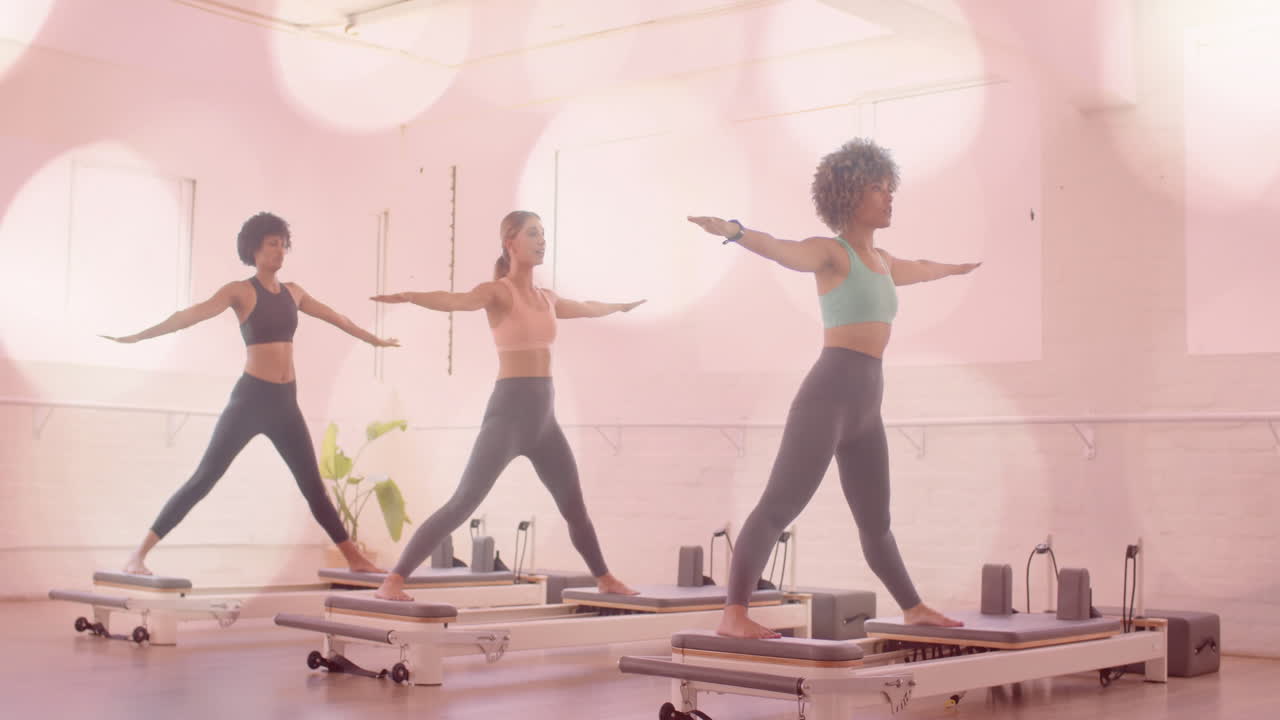 여성들이 개혁자들 위에서 필라테스를 연습하고, 그 위에 피트니스와 웰니스 애니메이션이 있습니다.
