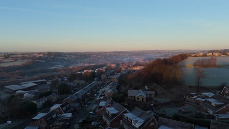 Una-Vista-De-Drone-Captura-La-Fama-De-La-Finca-Municipal-De-Dewsbury-Moore,-Un-Típico-Desarrollo-De-Viviendas-Propiedad-Del-Consejo-Urbano-Del-Reino-Unido-Con-Casas-Adosadas-De-Ladrillo-Rojo-Y-El-Yorkshire-Industrial.