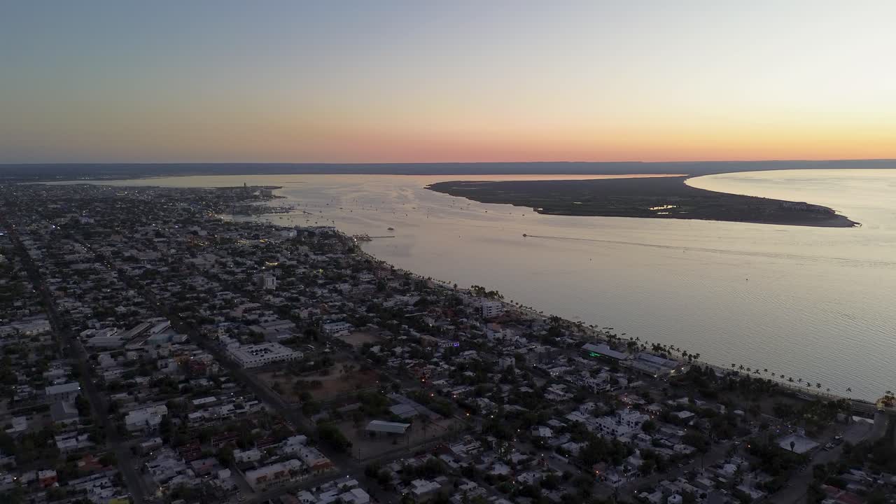 Frontalaufnahme der Bucht Mogote bei Sonnenuntergang in La Paz, BCS