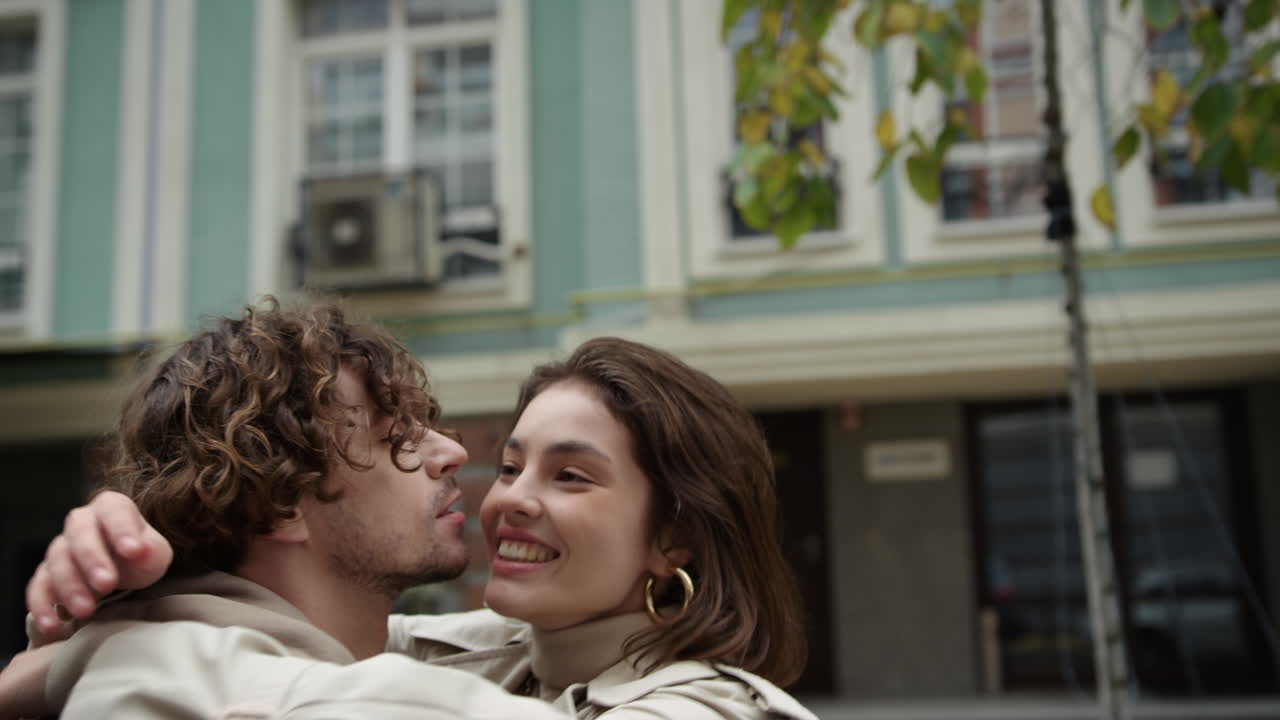 Casal apaixonado feliz na rua da cidade. Homem abraçando a mulher ao ar livre.