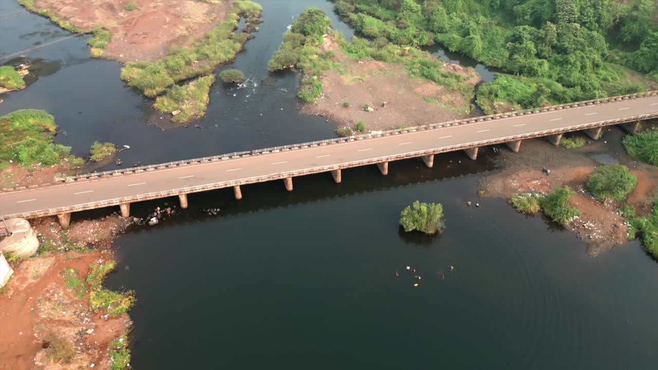 el puente de transporte en el río y algunas personas disfrutando en el río regando mumbai