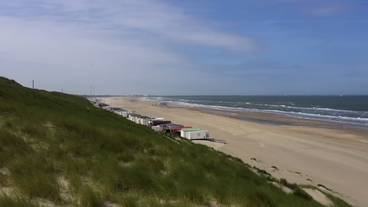 네덜란드 wijk an zee의 백사장에 있는 백사장 오두막의 그물줄