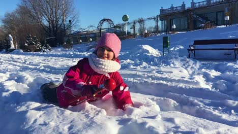 Schönes-Kleines-Mädchen,-Das-Im-Schnee-Spielt.-Kinder-Haben-Spaß-Im-Schnee.-Geniesse-Die-Ferien