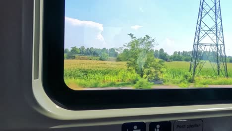 vistas panorámicas desde una ventana de tren en milán