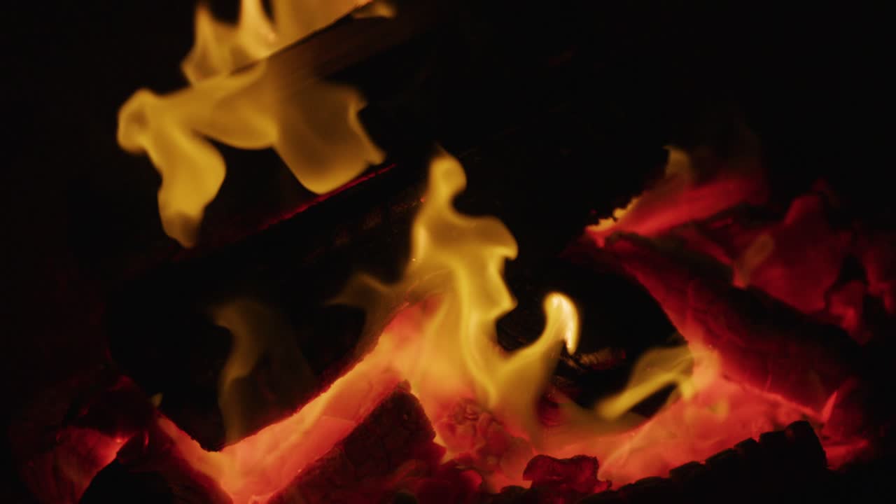 모닥불은 불타는 석탄을 기록하고 느린 동작 120fps 4k
