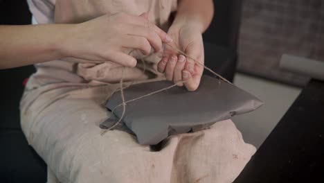 una mujer envolviendo un regalo.