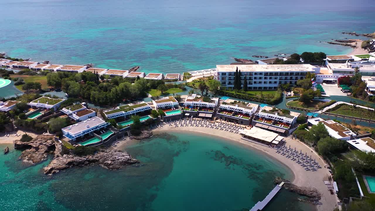 increíble agua turquesa en la costa egea de ática sunio filmado por un dron