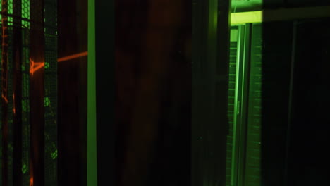 animación de formas que se mueven sobre la sala del servidor