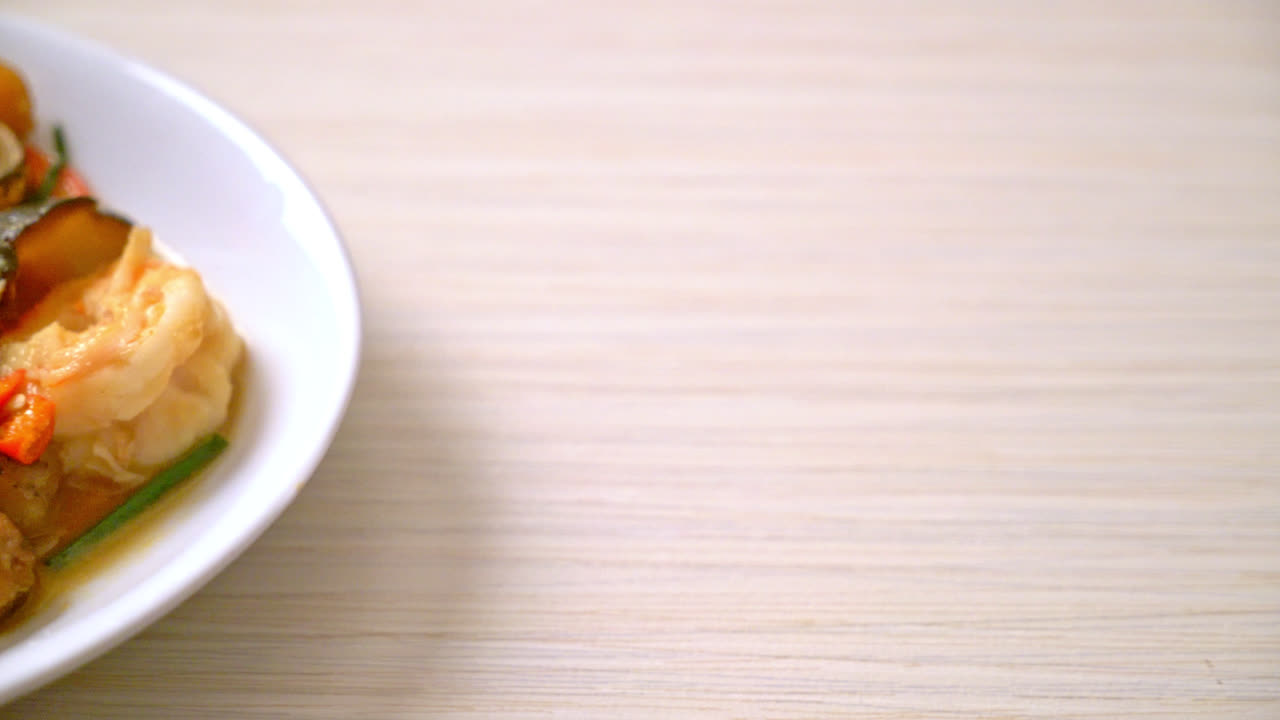 새우와 함께 찐 해삼 볶음 - 아시아 음식 스타일