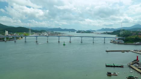 Puente-Geoje-Sobre-Mar-En-Calma-Con-Nubes-Blancas-En-El-Cielo-En-Corea-Del-Sur