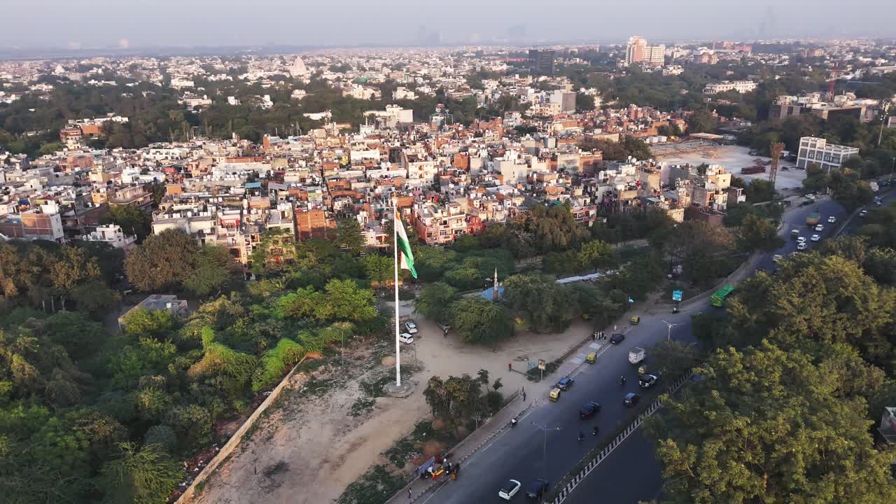 Von oben dominiert der Tiranga die Skyline – er ragt hoch über den Straßen und Häusern von Süd-Delhi auf und ist ein markantes Symbol für Identität, Freiheit und kollektiven Geist