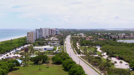 lento descenso aéreo hacia la autopista en la costa este de florida