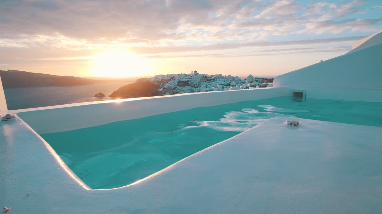 gran piscina con jacuzzi frente al pueblo de oia, santorini