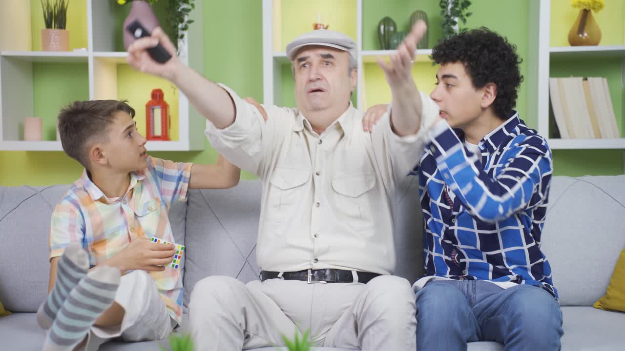 짜증나는 할아버지와 진정시키는 손자들.