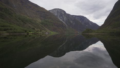 Stetige-Aufnahmen-Eines-Wunderschönen-Fjords-An-Einem-Ruhigen-Morgen-Mit-Der-Reflexion-Von-Bergen-Auf-Dem-Wasser