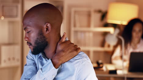 hombre negro, dolor de hombro y estrés por la noche