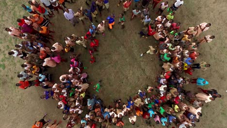 vista aérea de adultos y niños kenianos