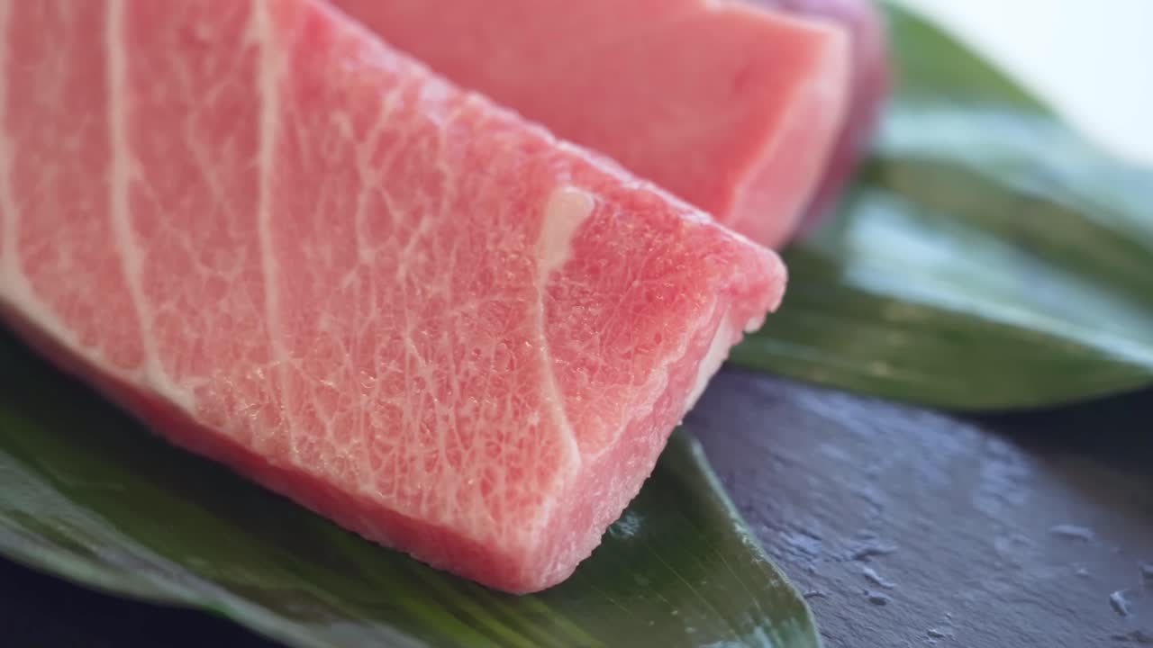 검은 돌 바탕에 회전하는 어리 조각