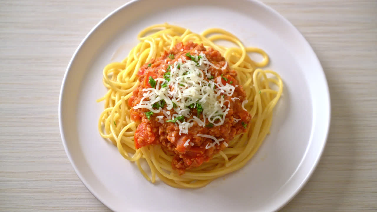 스파게티 볼로냐 돼지고기 또는 다진 돼지고기 토마토 소스를 곁들인 스파게티 - 이탈리아 음식 스타일