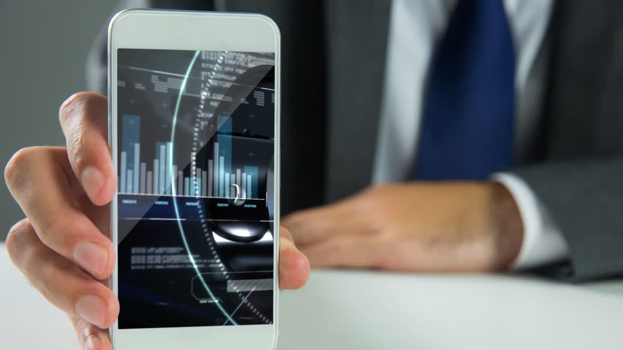 hombre de negocios con teléfono móvil con pantalla de interfaz 4k